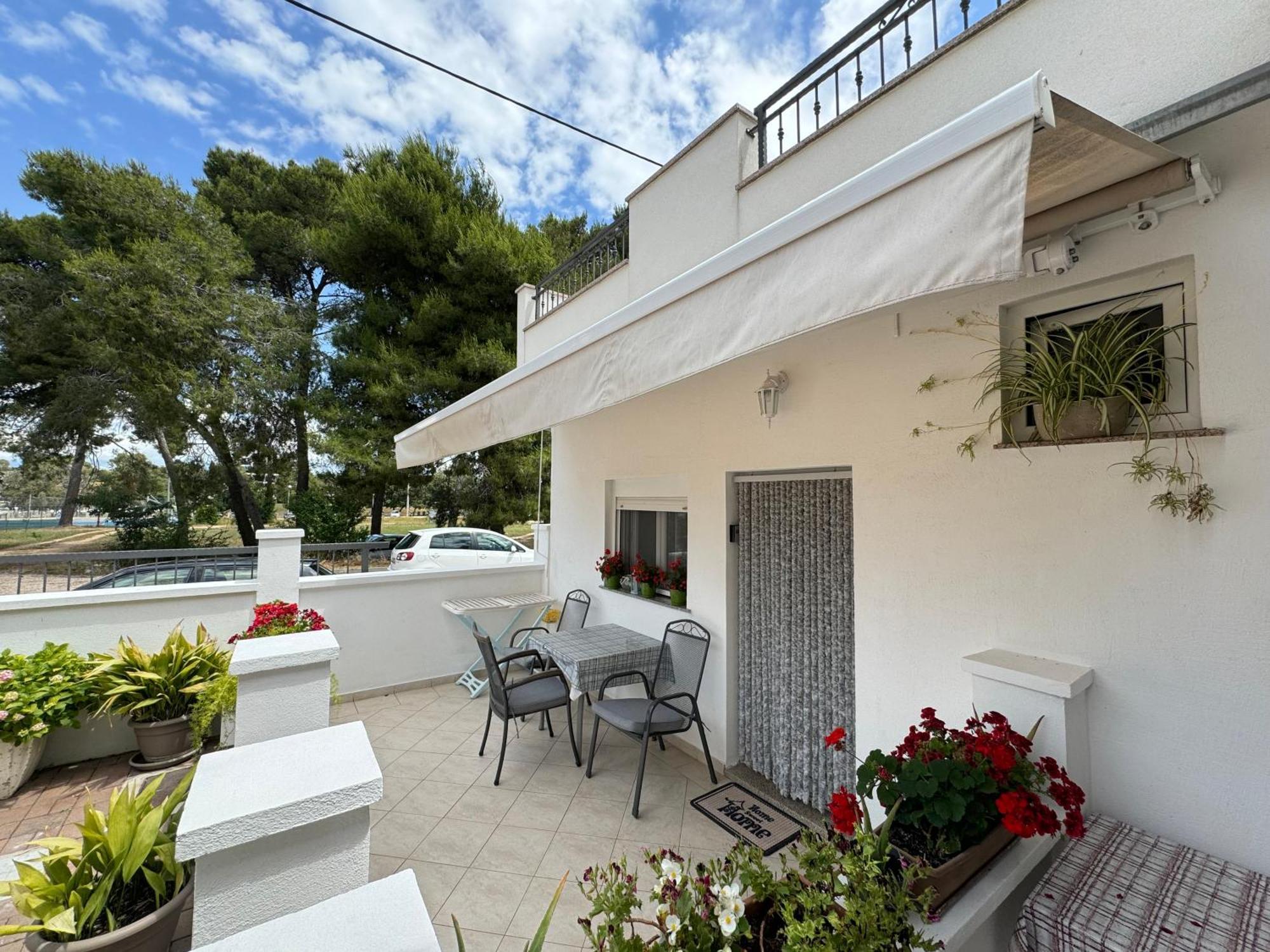 Studio Apartments With Terrace Near Sea - Angela'S Apartments Zadar Exterior photo